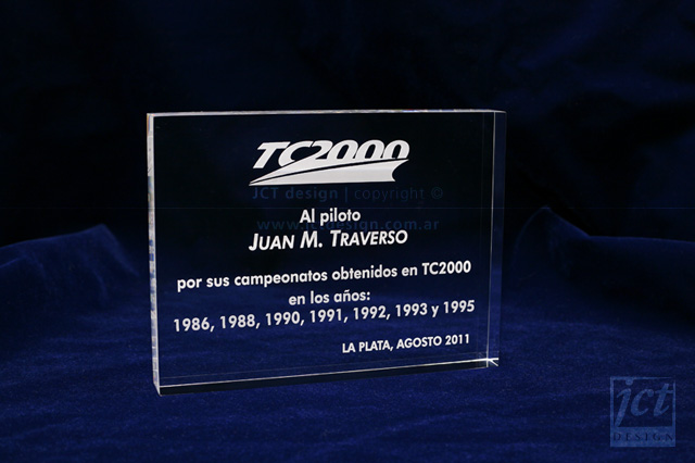 placa conmemorativa TC 2000